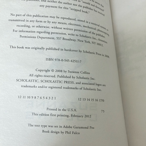 The Hunger Games by Suzanne Collins - Picture 4 of 8